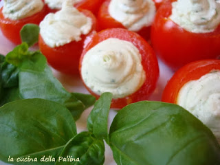 pomodorini con crema di caprino