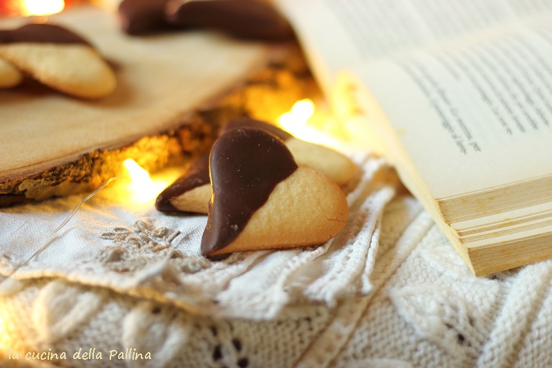 Biscotti a forma di cuore ricoperti di cioccolato fondente