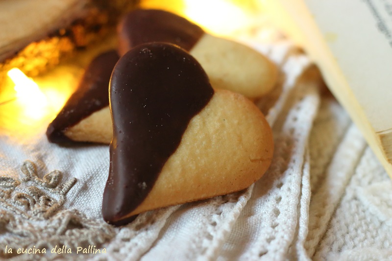 Biscotti a forma di cuore ricoperti di cioccolato fondente